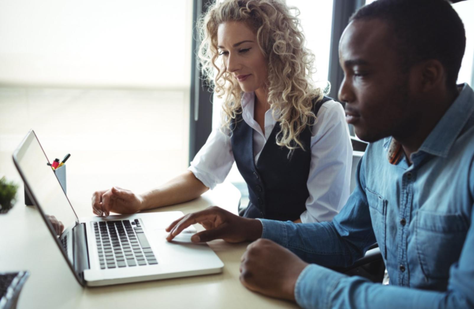 Espace de travail moderne avec équipement pour formation en ligne